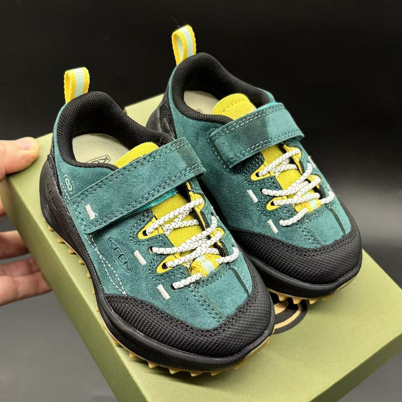 Children's shoes child